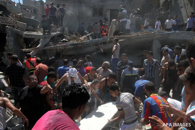 Palestinians dig through the rubble of a building searching for bodies after what police said was an Israeli air strike at Shati (Beach) refugee camp in Gaza City August 4, 2014. A seven-hour truce under which Israel wou...