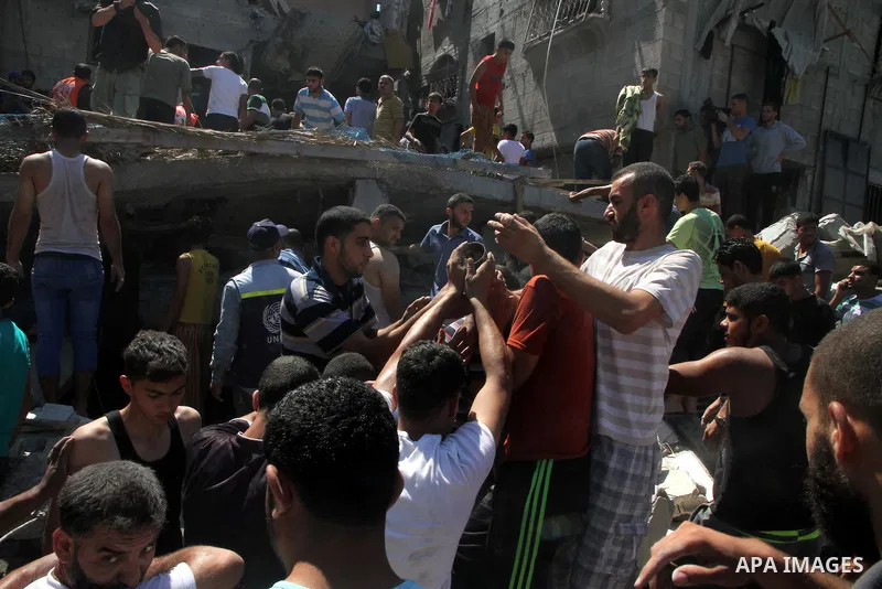 Palestinians dig through the rubble of a building searching for bodies after what police said was an Israeli air strike at Shati (Beach) refugee camp in Gaza City August 4, 2014. A seven-hour truce under which Israel wou...