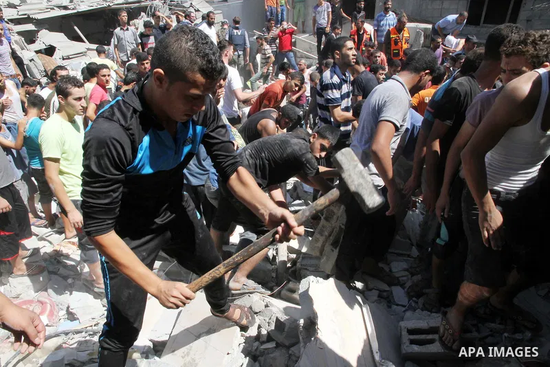 Palestinians dig through the rubble of a building searching for bodies after what police said was an Israeli air strike at Shati (Beach) refugee camp in Gaza City August 4, 2014. A seven-hour truce under which Israel wou...
