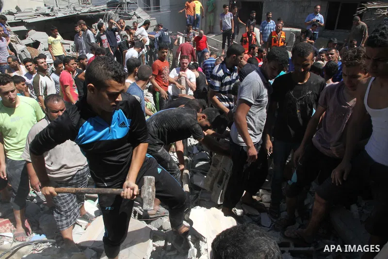 Palestinians dig through the rubble of a building searching for bodies after what police said was an Israeli air strike at Shati (Beach) refugee camp in Gaza City August 4, 2014. A seven-hour truce under which Israel wou...