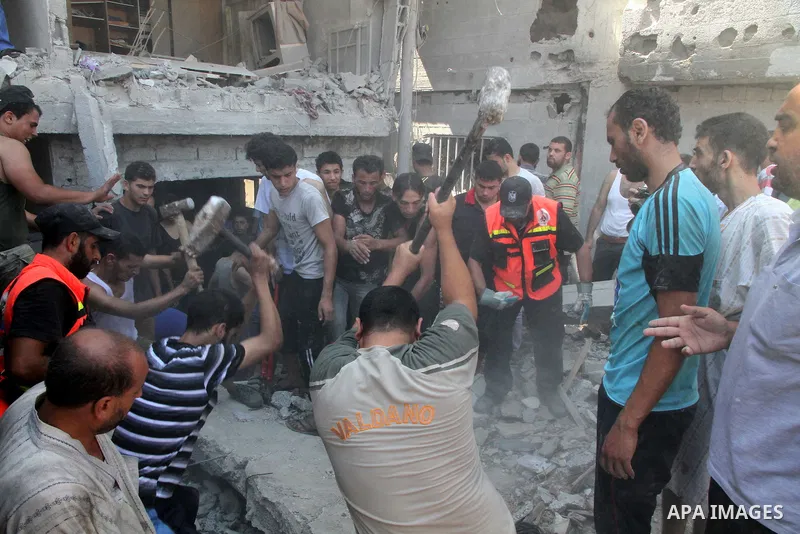 Palestinians dig through the rubble of a building searching for bodies after what police said was an Israeli air strike at Shati (Beach) refugee camp in Gaza City August 4, 2014. A seven-hour truce under which Israel wou...