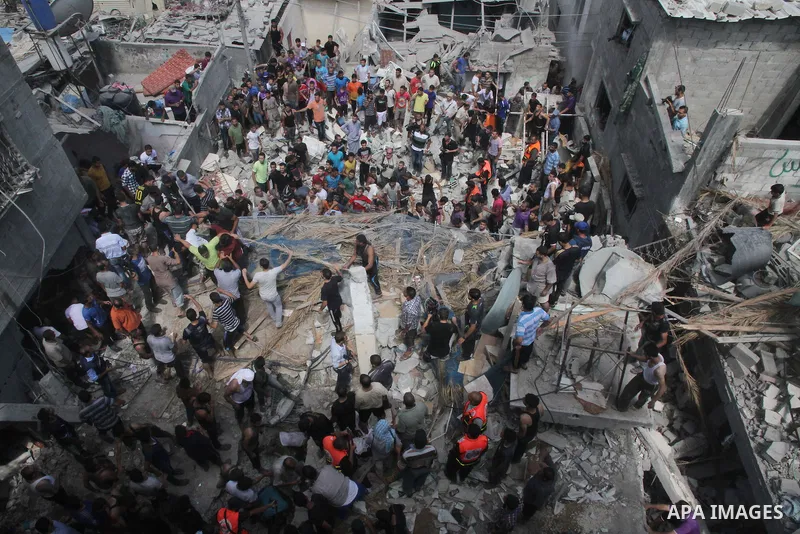 Palestinians dig through the rubble of a building searching for bodies after what police said was an Israeli air strike at Shati (Beach) refugee camp in Gaza City August 4, 2014. A seven-hour truce under which Israel wou...