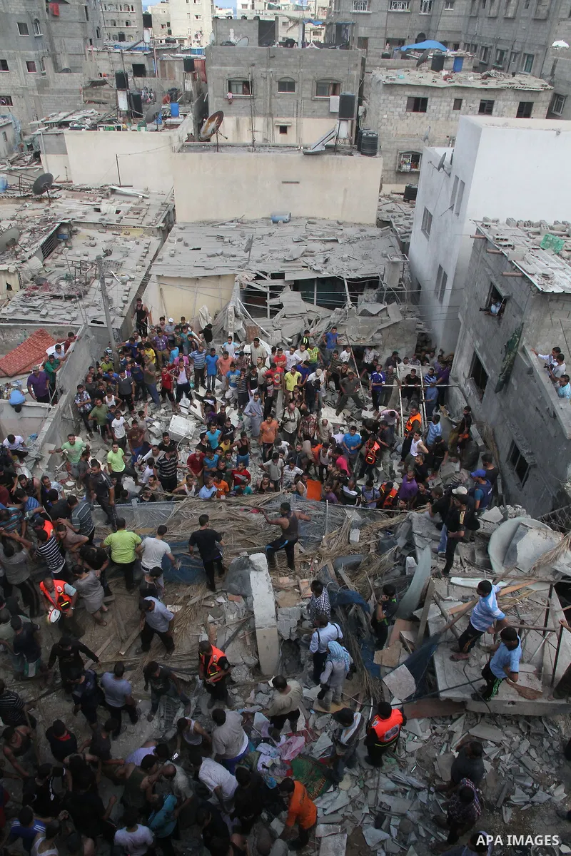 Palestinians dig through the rubble of a building searching for bodies after what police said was an Israeli air strike at Shati (Beach) refugee camp in Gaza City August 4, 2014. A seven-hour truce under which Israel wou...