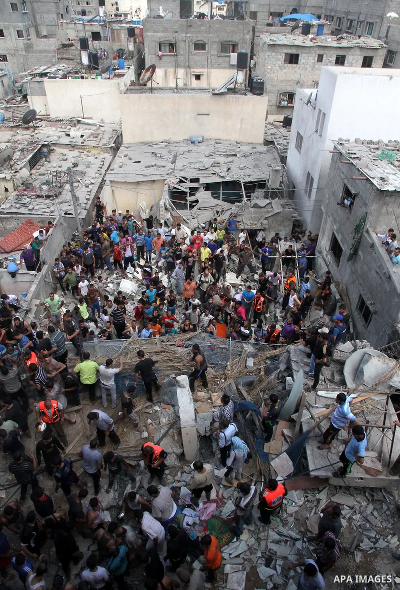 Palestinians dig through the rubble of a building searching for bodies after what police said was an Israeli air strike at Shati (Beach) refugee camp in Gaza City August 4, 2014. A seven-hour truce under which Israel wou...