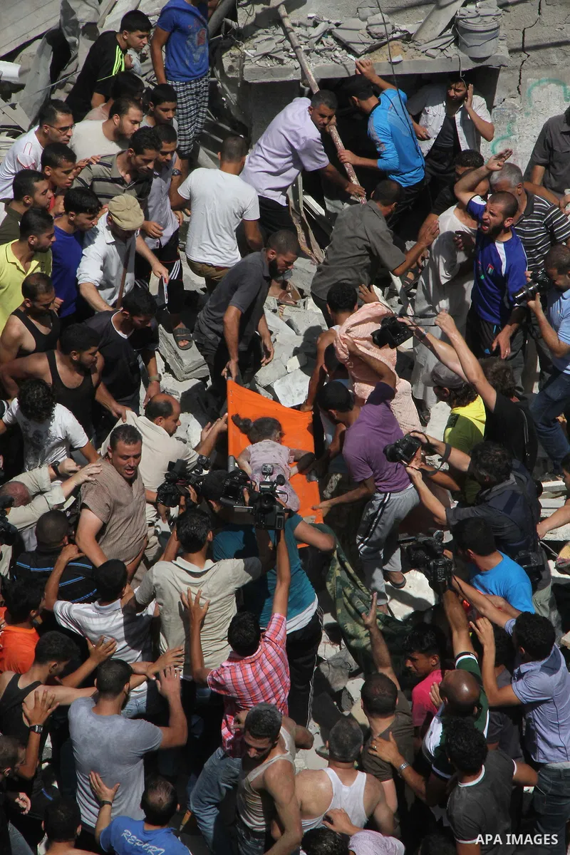 Palestinians carry the body of a girl amidst the rubble of a building after what police said was an Israeli air strike at Shati (Beach) refugee camp in Gaza City August 4, 2014. A seven-hour truce under which Israel woul...