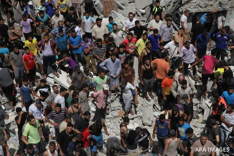 Palestinians carry the body of a girl amidst the rubble of a building after what police said was an Israeli air strike at Shati (Beach) refugee camp in Gaza City August 4, 2014. A seven-hour truce under which Israel woul...