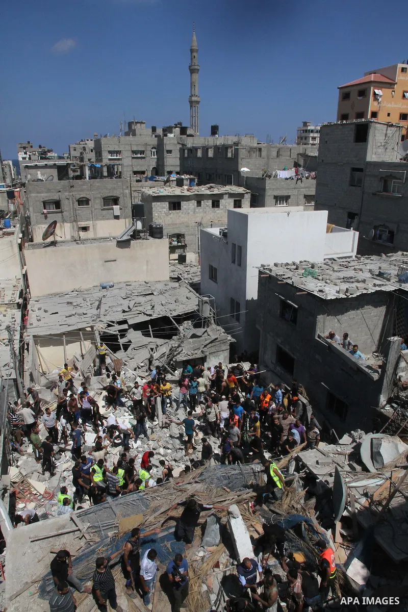 Palestinians dig through the rubble of a building searching for bodies after what police said was an Israeli air strike at Shati (Beach) refugee camp in Gaza City August 4, 2014. A seven-hour truce under which Israel wou...