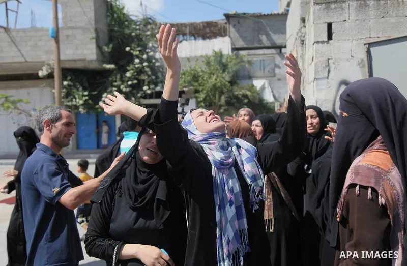 Relatives of nine Palestinians from the Abu Nejim family, whom medics said were killed by an Israeli air strike, mourn during their funeral in Jabaliya refugee camp in the northern Gaza Strip August 4, 2014. A seven-hour...