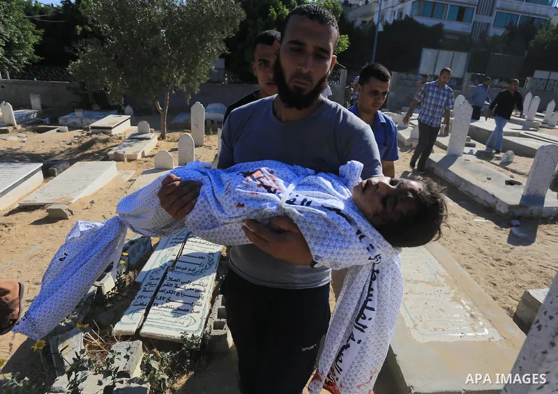 Palestinians bury the body of Palestinian girl, Aseel Al-Bakri, 8, whom medics said was killed in an Israeli air strike at Shati (Beach) refugee camp, at a cemetery in Gaza City August 4, 2014. A seven-hour truce under w...