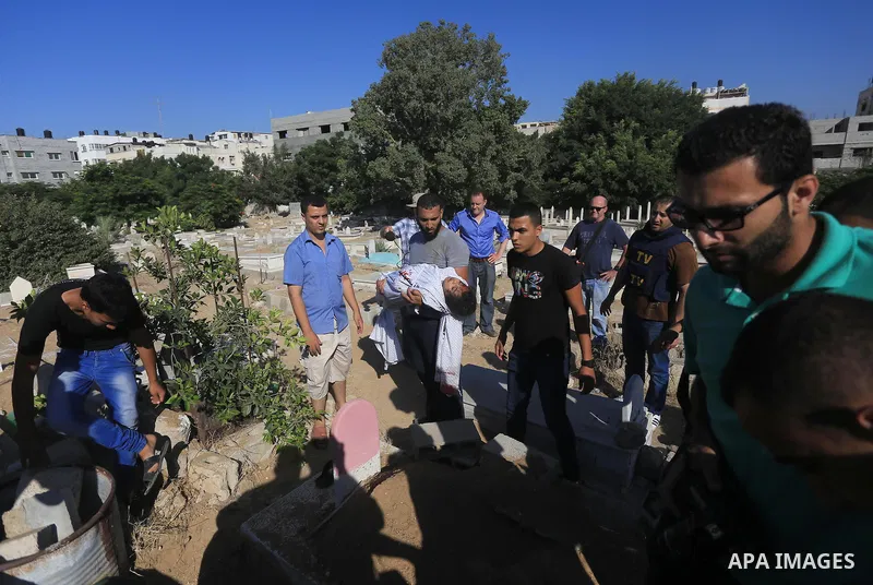 Palestinians bury the body of Palestinian girl, Aseel Al-Bakri, 8, whom medics said was killed in an Israeli air strike at Shati (Beach) refugee camp, at a cemetery in Gaza City August 4, 2014. A seven-hour truce under w...