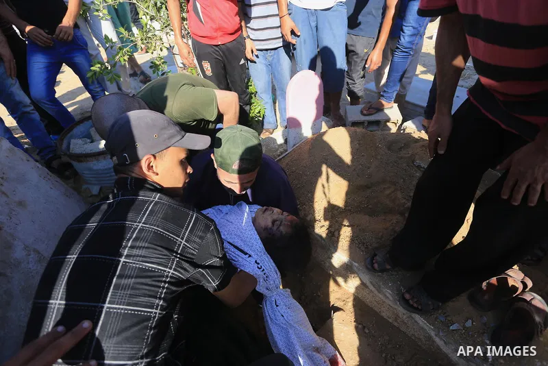 Palestinians bury the body of Palestinian girl, Aseel Al-Bakri, 8, whom medics said was killed in an Israeli air strike at Shati (Beach) refugee camp, at a cemetery in Gaza City August 4, 2014. A seven-hour truce under w...