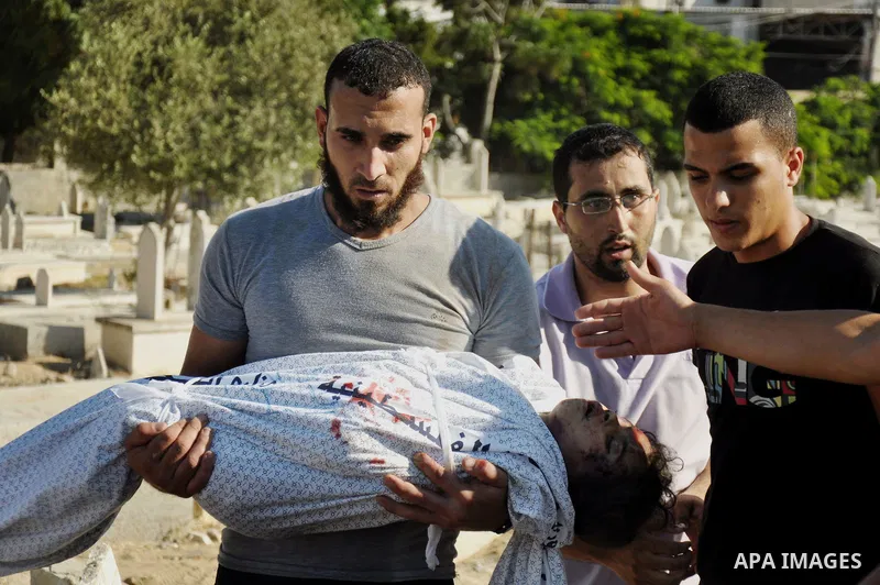 Palestinians bury the body of Palestinian girl, Aseel Al-Bakri, 8, whom medics said was killed in an Israeli air strike at Shati (Beach) refugee camp, at a cemetery in Gaza City August 4, 2014. A seven-hour truce under w...