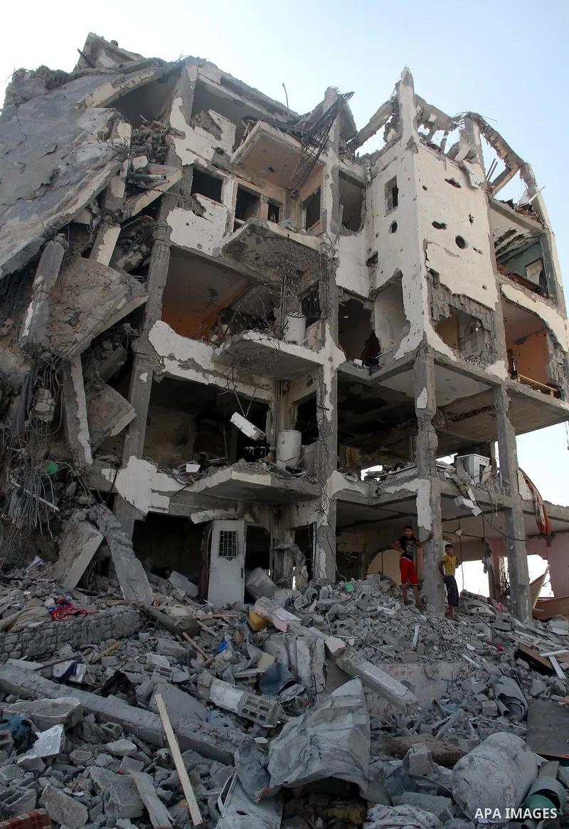 Palestinians inspect a destroyed houses as they return to their house in Beit Lahiya town, which witnesses said was heavily hit by Israeli shelling and air strikes during the Israeli offensive, in the northern Gaza Strip...