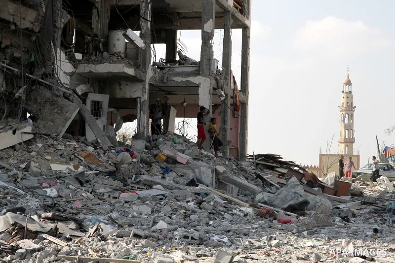 Palestinians inspect a destroyed houses as they return to their house in Beit Lahiya town, which witnesses said was heavily hit by Israeli shelling and air strikes during the Israeli offensive, in the northern Gaza Strip...