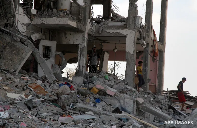Palestinians inspect a destroyed houses as they return to their house in Beit Lahiya town, which witnesses said was heavily hit by Israeli shelling and air strikes during the Israeli offensive, in the northern Gaza Strip...