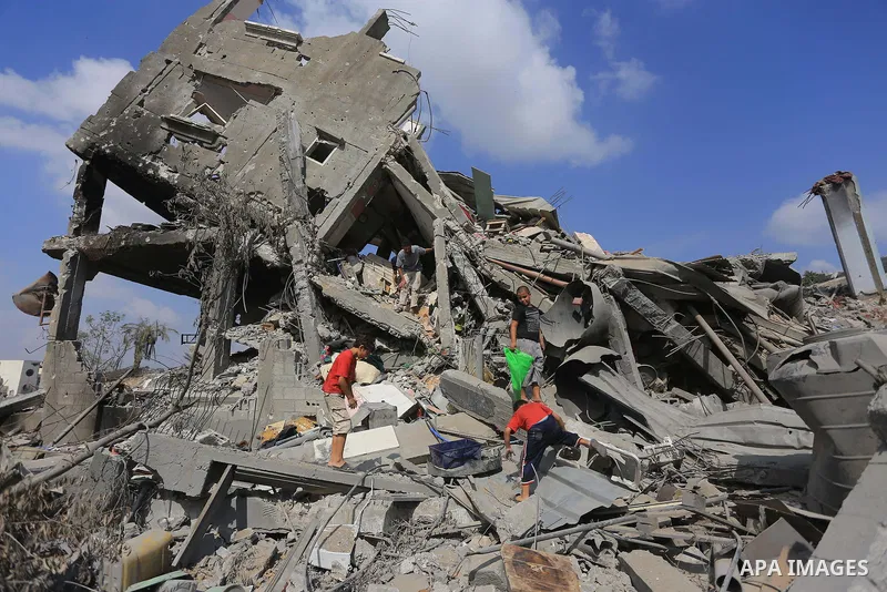 Palestinians inspect destroyed houses as they returning to their homes in the Al-Shejaia neighbourhood of Gaza City on August 5, 2014, after a 72-hour truce agreed by Israel and Hamas went into effect following intense g...
