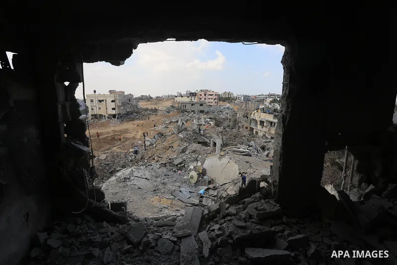 Palestinians inspect destroyed houses as they returning to their homes in the Al-Shejaia neighbourhood of Gaza City on August 5, 2014, after a 72-hour truce agreed by Israel and Hamas went into effect following intense g...