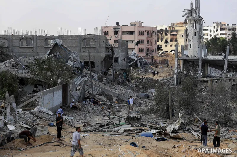 Palestinians inspect destroyed houses as they returning to their homes in the Al-Shejaia neighbourhood of Gaza City on August 5, 2014, after a 72-hour truce agreed by Israel and Hamas went into effect following intense g...
