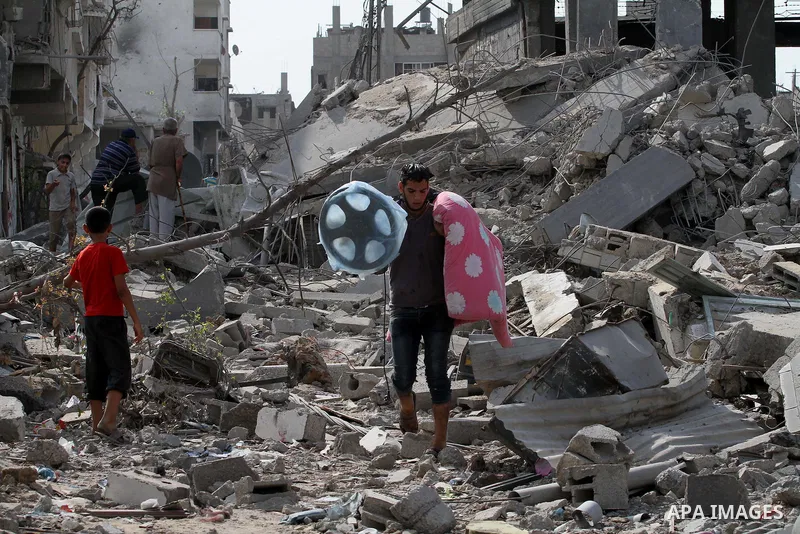 Palestinians inspect destroyed houses as they returning to their homes in the Al-Shejaia neighbourhood of Gaza City on August 5, 2014, after a 72-hour truce agreed by Israel and Hamas went into effect following intense g...