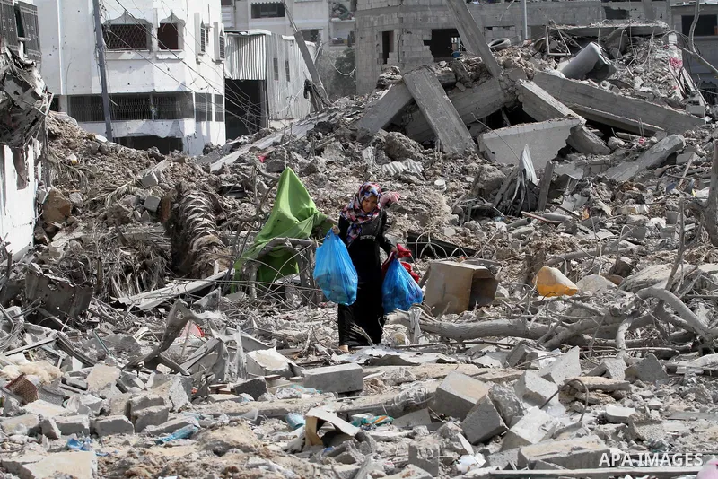 Palestinians inspect destroyed houses as they returning to their homes in the Al-Shejaia neighbourhood of Gaza City on August 5, 2014, after a 72-hour truce agreed by Israel and Hamas went into effect following intense g...