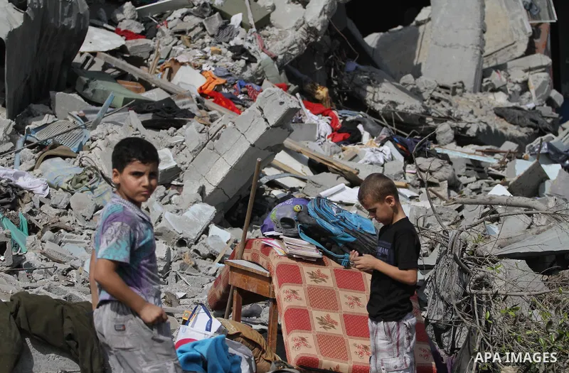 Palestinians inspect destroyed houses as they returning to their homes in the Al-Shejaia neighbourhood of Gaza City on August 5, 2014, after a 72-hour truce agreed by Israel and Hamas went into effect following intense g...
