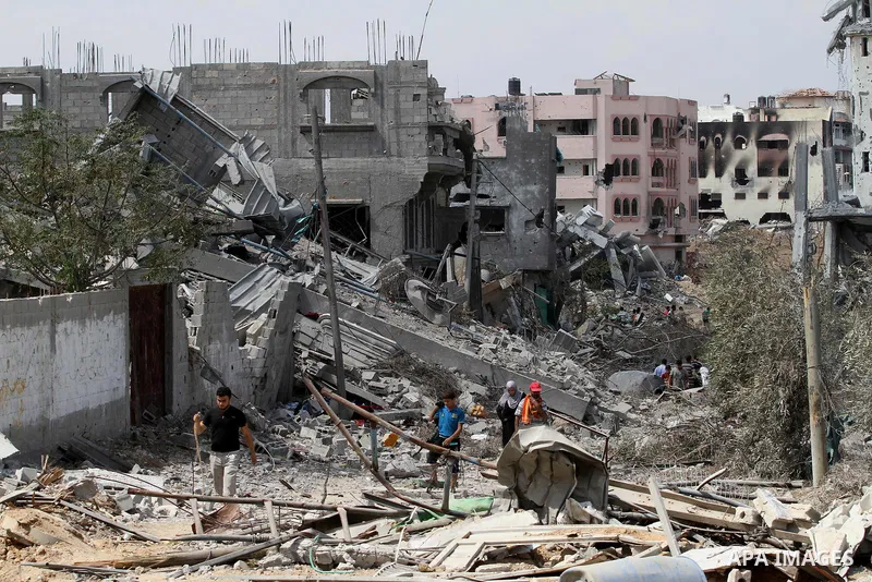 Palestinians inspect destroyed houses as they returning to their homes in the Al-Shejaia neighbourhood of Gaza City on August 5, 2014, after a 72-hour truce agreed by Israel and Hamas went into effect following intense g...