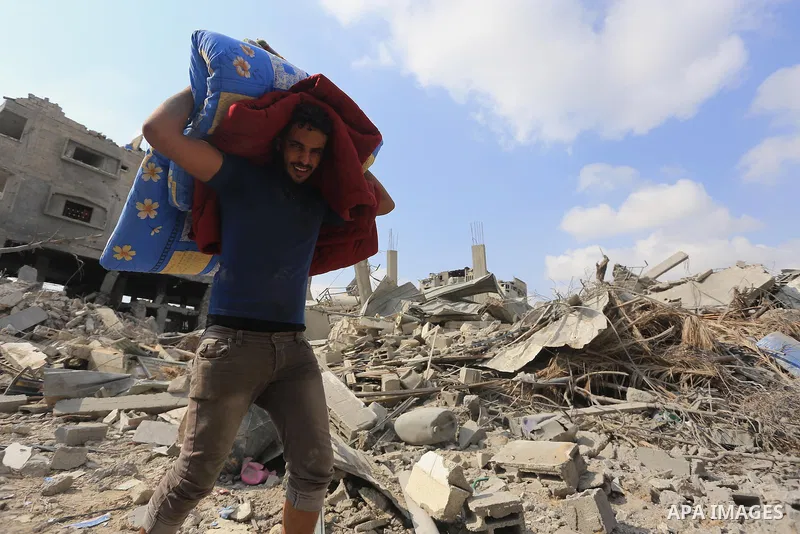 Palestinians inspect destroyed houses as they returning to their homes in the Al-Shejaia neighbourhood of Gaza City on August 5, 2014, after a 72-hour truce agreed by Israel and Hamas went into effect following intense g...