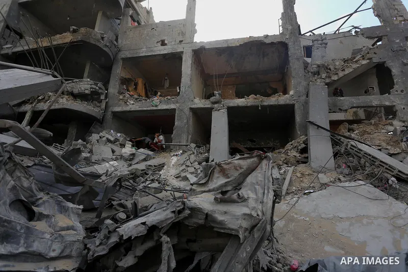 Palestinians inspect destroyed houses as they returning to their homes in the Al-Shejaia neighbourhood of Gaza City on August 5, 2014, after a 72-hour truce agreed by Israel and Hamas went into effect following intense g...