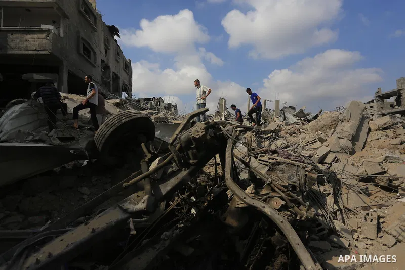 Palestinians inspect destroyed houses as they returning to their homes in the Al-Shejaia neighbourhood of Gaza City on August 5, 2014, after a 72-hour truce agreed by Israel and Hamas went into effect following intense g...