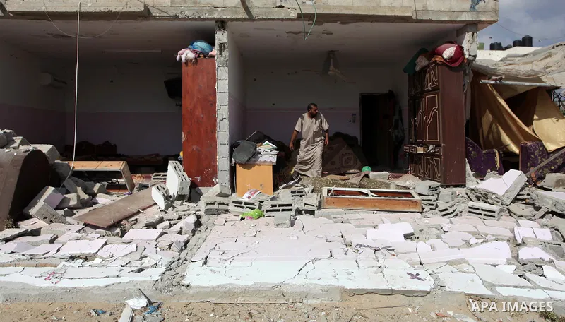 Palestinians inspect their houses, which witnesses said was badly damaged during the Israeli offensive, in the east of Rafah in the southern Gaza Strip August 5, 2014. Israel pulled its ground forces out of the Gaza Stri...