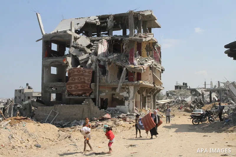 Palestinians inspect the destroyed homes in part of Gaza City's al-Tufah neighbourhood as the fragile ceasefire in the Gaza Strip entered a second day on August 6, 2014 while Israeli and Palestinian delegations prepared...