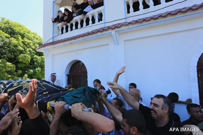Palestinian mourners carry the body of Palestinian of Al-Quds brigades, the military wing of Islamic Jihad, Shaban Al-Dahdouh, during his funeral in Gaza City, 06 August 2014. For the first time in nearly a month, the gu...