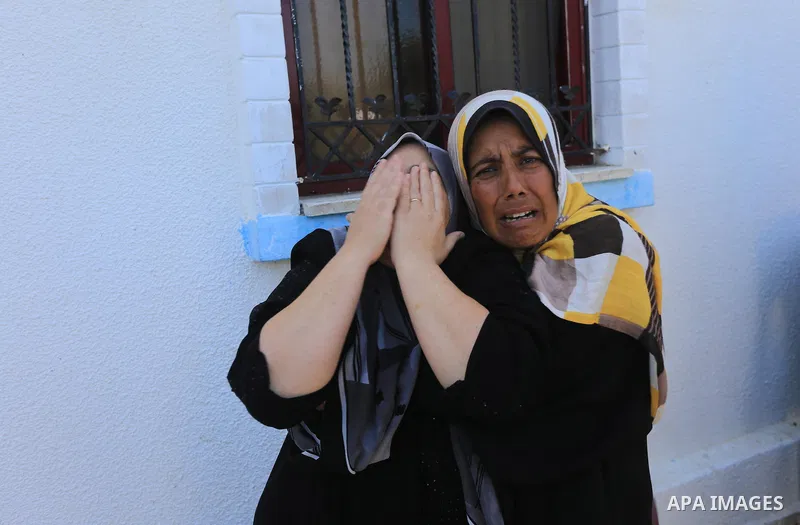 Palestinian relatives mourn the body of Palestinian of Al-Quds brigades, the military wing of Islamic Jihad, Shaban Al-Dahdouh, during his funeral in Gaza City, 06 August 2014. For the first time in nearly a month, the g...