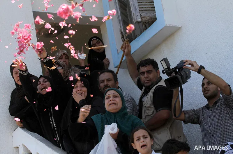 Palestinian relatives mourn the body of Palestinian of Al-Quds brigades, the military wing of Islamic Jihad, Shaban Al-Dahdouh, during his funeral in Gaza City, 06 August 2014. For the first time in nearly a month, the g...