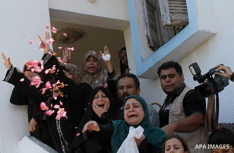 Palestinian relatives mourn the body of Palestinian of Al-Quds brigades, the military wing of Islamic Jihad, Shaban Al-Dahdouh, during his funeral in Gaza City, 06 August 2014. For the first time in nearly a month, the g...
