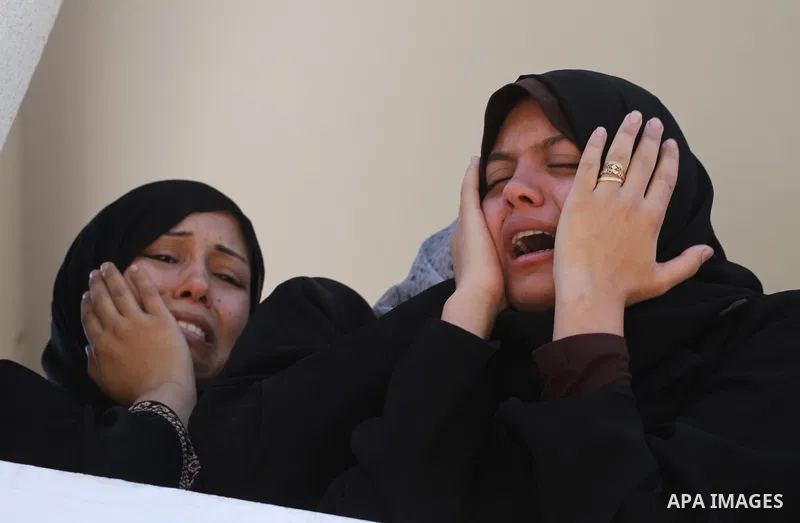 Palestinian relatives mourn the body of Palestinian of Al-Quds brigades, the military wing of Islamic Jihad, Shaban Al-Dahdouh, during his funeral in Gaza City, 06 August 2014. For the first time in nearly a month, the g...