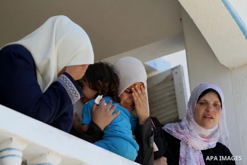 Palestinian relatives mourn the body of Palestinian of Al-Quds brigades, the military wing of Islamic Jihad, Shaban Al-Dahdouh, during his funeral in Gaza City, 06 August 2014. For the first time in nearly a month, the g...