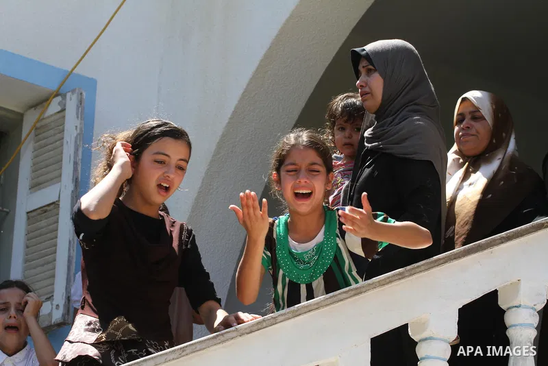 Palestinian relatives mourn the body of Palestinian of Al-Quds brigades, the military wing of Islamic Jihad, Shaban Al-Dahdouh, during his funeral in Gaza City, 06 August 2014. For the first time in nearly a month, the g...