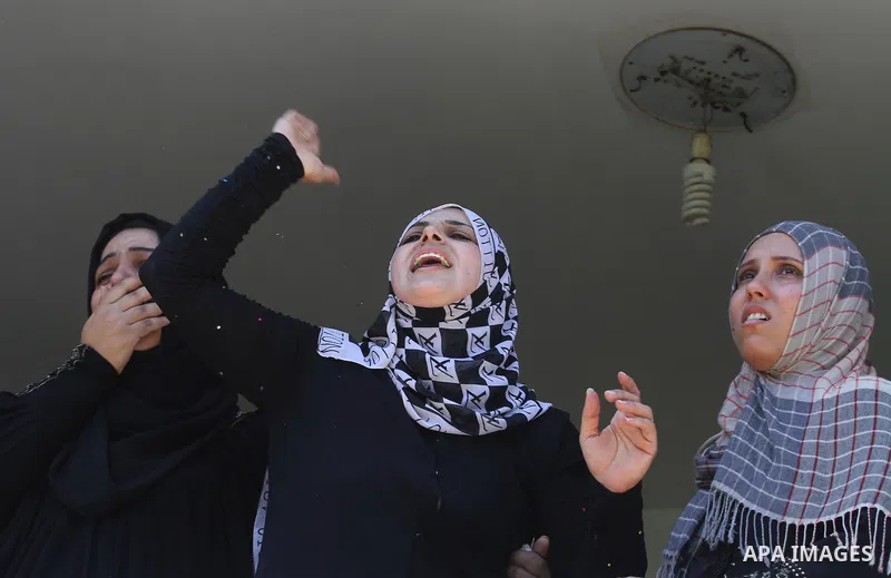 Palestinian relatives mourn the body of Palestinian of Al-Quds brigades, the military wing of Islamic Jihad, Shaban Al-Dahdouh, during his funeral in Gaza City, 06 August 2014. For the first time in nearly a month, the g...