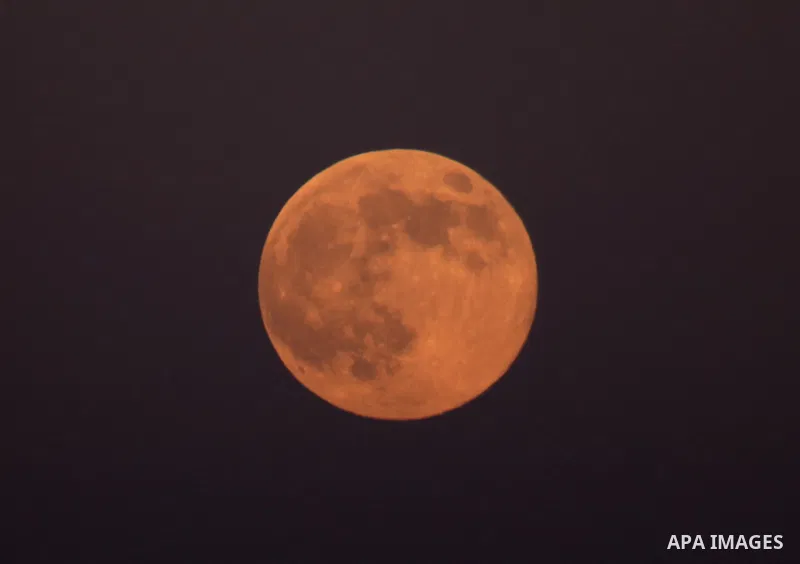 A perigee moon, also known as a super moon, raises over the Gaza city on August 10, 2014. Palestinian and Israeli negotiators on Sunday said they had accepted an Egyptian proposal for a new 72-hour truce with Israel, cle...