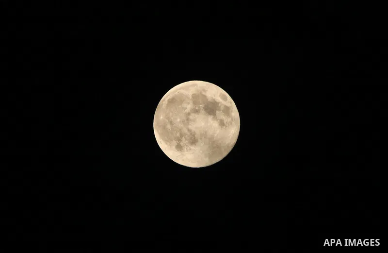 A perigee moon, also known as a super moon, raises over the Gaza city on August 10, 2014. Palestinian and Israeli negotiators on Sunday said they had accepted an Egyptian proposal for a new 72-hour truce with Israel, cle...