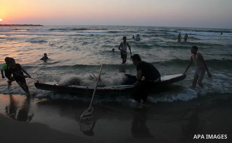 Palestinian prepare their fishing boat at the beach of Gaza City August 14, 2014. A fresh five-day ceasefire between Palestinian militants and Israel went into force early Thursday, agreed at the end of a three-day truce...