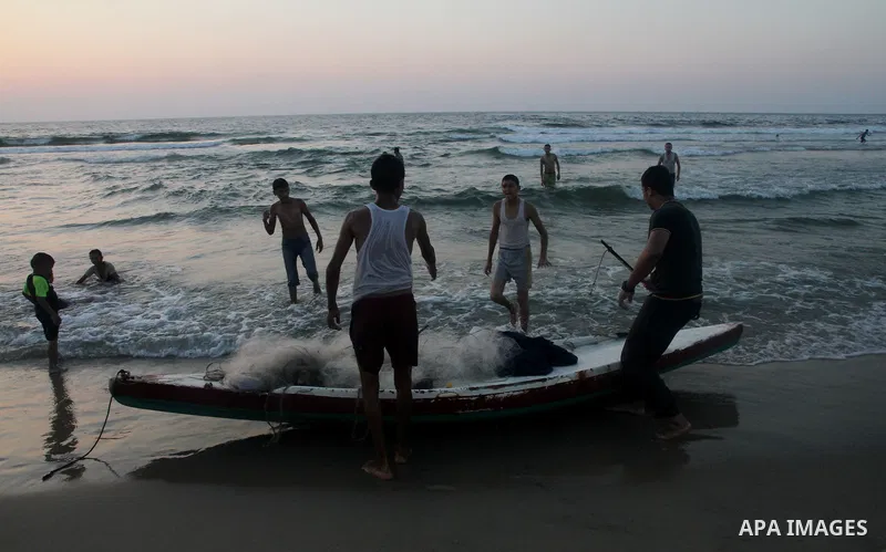 Palestinian prepare their fishing boat at the beach of Gaza City August 14, 2014. A fresh five-day ceasefire between Palestinian militants and Israel went into force early Thursday, agreed at the end of a three-day truce...