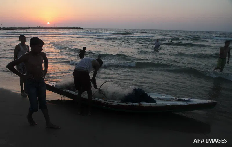 Palestinian prepare their fishing boat at the beach of Gaza City August 14, 2014. A fresh five-day ceasefire between Palestinian militants and Israel went into force early Thursday, agreed at the end of a three-day truce...