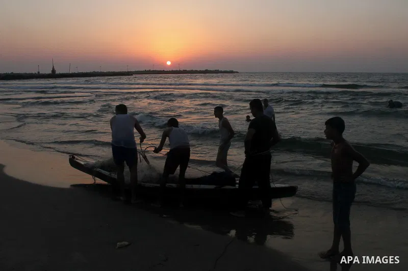 Palestinian prepare their fishing boat at the beach of Gaza City August 14, 2014. A fresh five-day ceasefire between Palestinian militants and Israel went into force early Thursday, agreed at the end of a three-day truce...