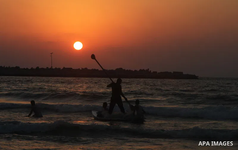 Palestinian prepare their fishing boat at the beach of Gaza City August 14, 2014. A fresh five-day ceasefire between Palestinian militants and Israel went into force early Thursday, agreed at the end of a three-day truce...