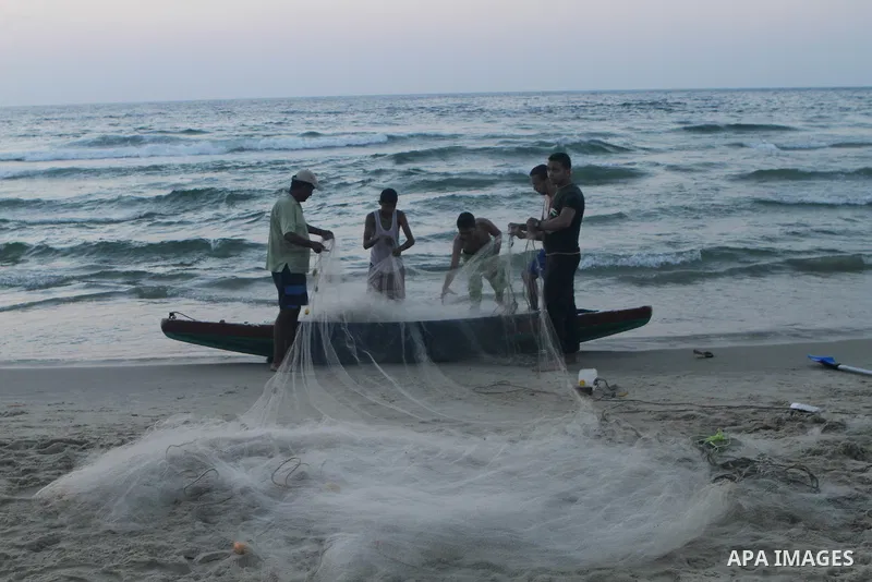 Palestinian prepare their fishing boat at the beach of Gaza City August 14, 2014. A fresh five-day ceasefire between Palestinian militants and Israel went into force early Thursday, agreed at the end of a three-day truce...