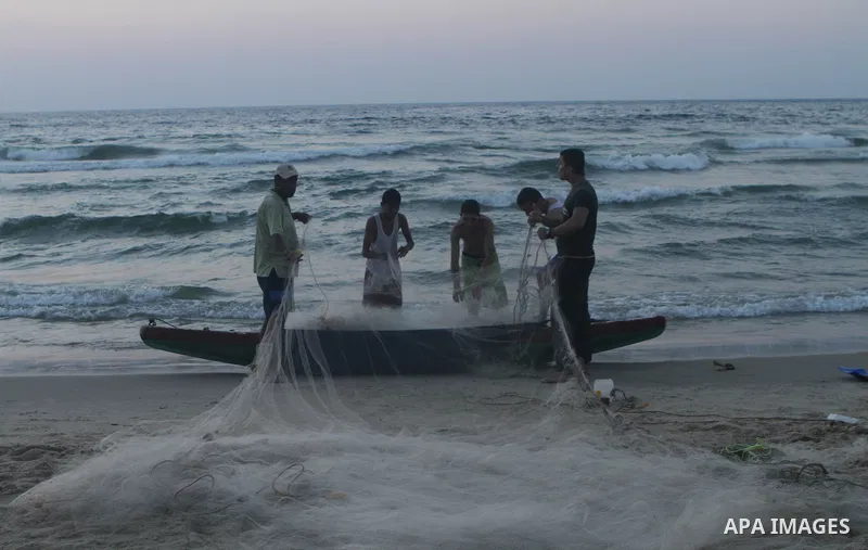 Palestinian prepare their fishing boat at the beach of Gaza City August 14, 2014. A fresh five-day ceasefire between Palestinian militants and Israel went into force early Thursday, agreed at the end of a three-day truce...