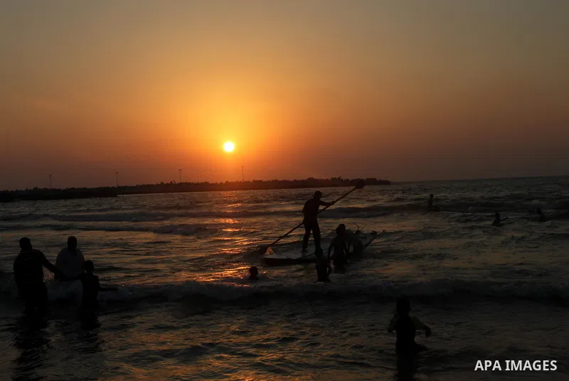 Palestinian prepare their fishing boat at the beach of Gaza City August 14, 2014. A fresh five-day ceasefire between Palestinian militants and Israel went into force early Thursday, agreed at the end of a three-day truce...