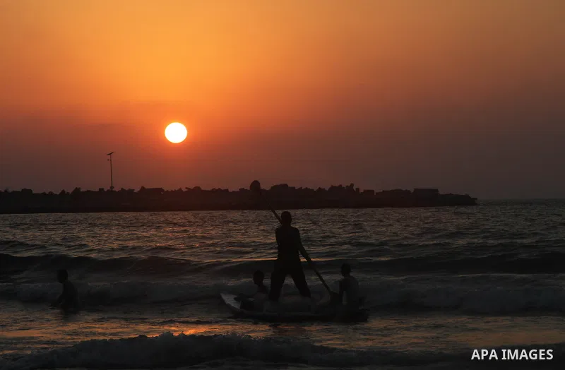 Palestinian prepare their fishing boat at the beach of Gaza City August 14, 2014. A fresh five-day ceasefire between Palestinian militants and Israel went into force early Thursday, agreed at the end of a three-day truce...
